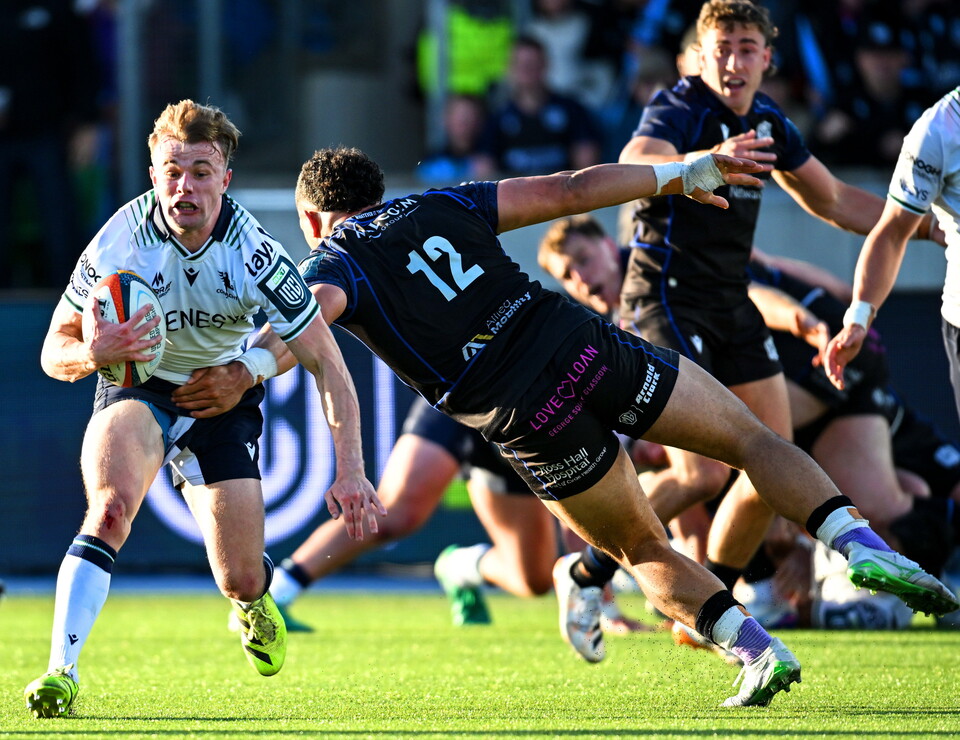 Ben Murphy takes on Glasgow's Sione Tuipulotu