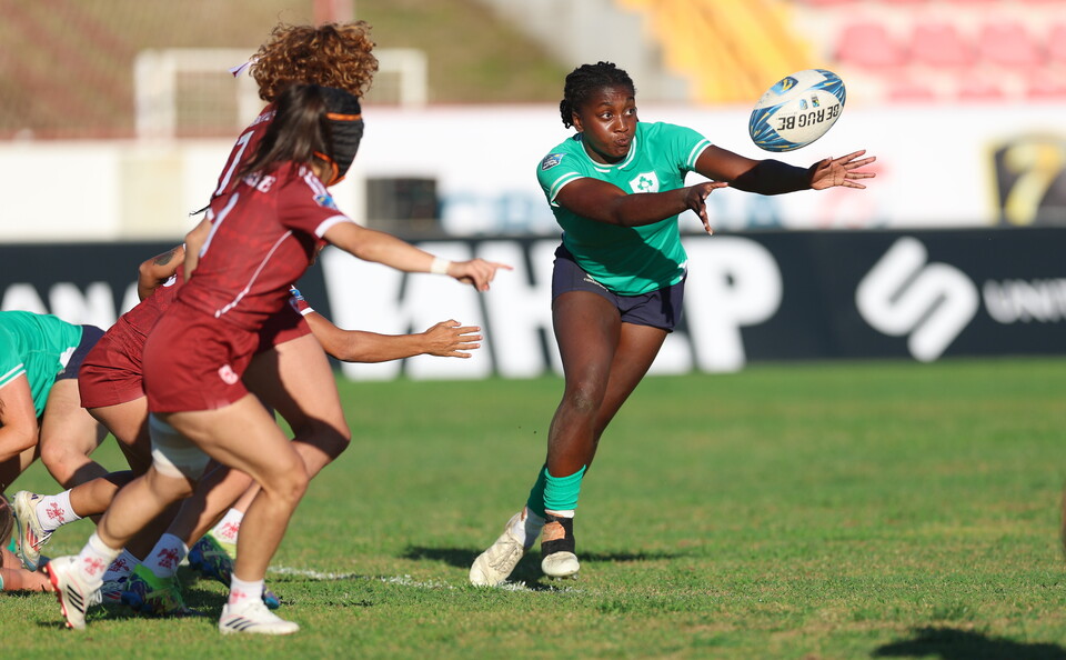 Chisom Ugwueru throws a pass against Türkiye