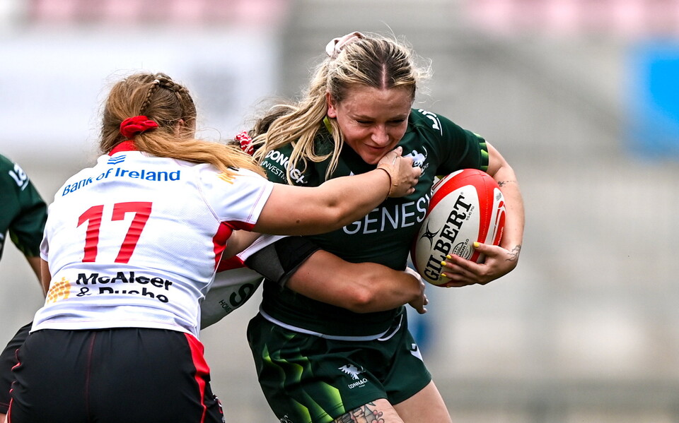 Connacht flanker Emma Kelly makes a carry