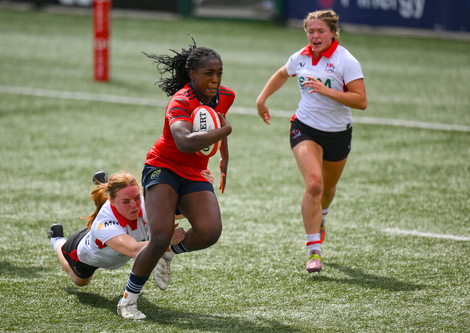 Munster's Chisom Ugwueru on her way to the try-line