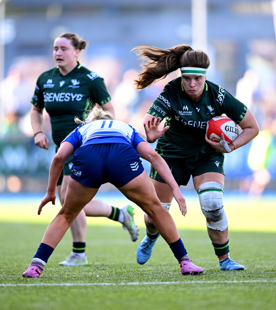 Connacht's Poppy Garvey takes on Leinster winger Emma Tilly