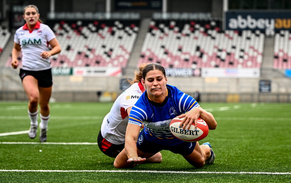 Vicky Elmes Kinlan touches down for Leinster against Ulster