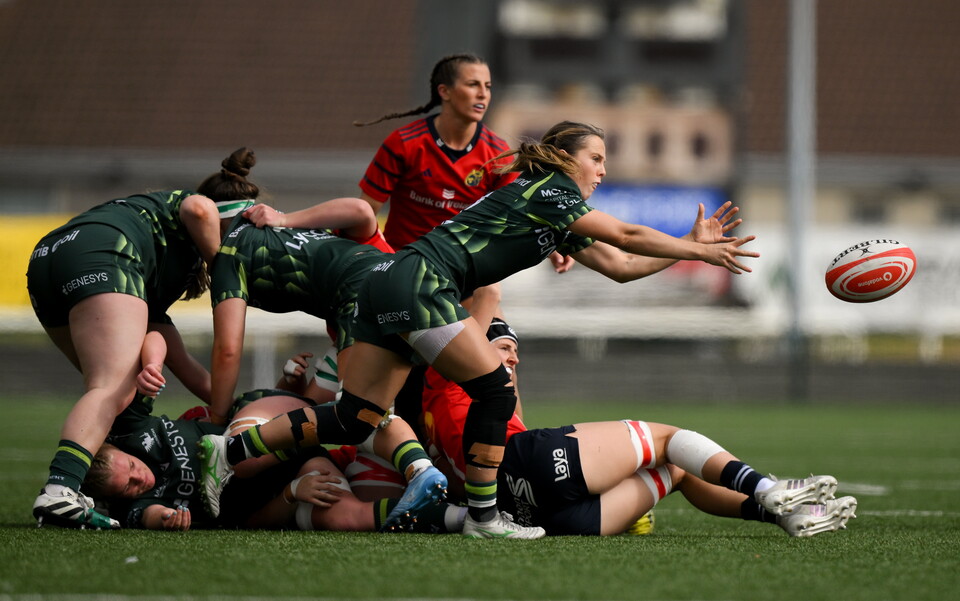 Connacht co-captain Aoibheann Reilly throws a pass