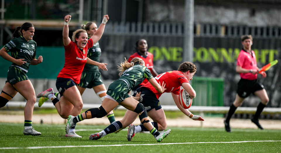 Caitríona Finn crosses for Munster's third try against Connacht