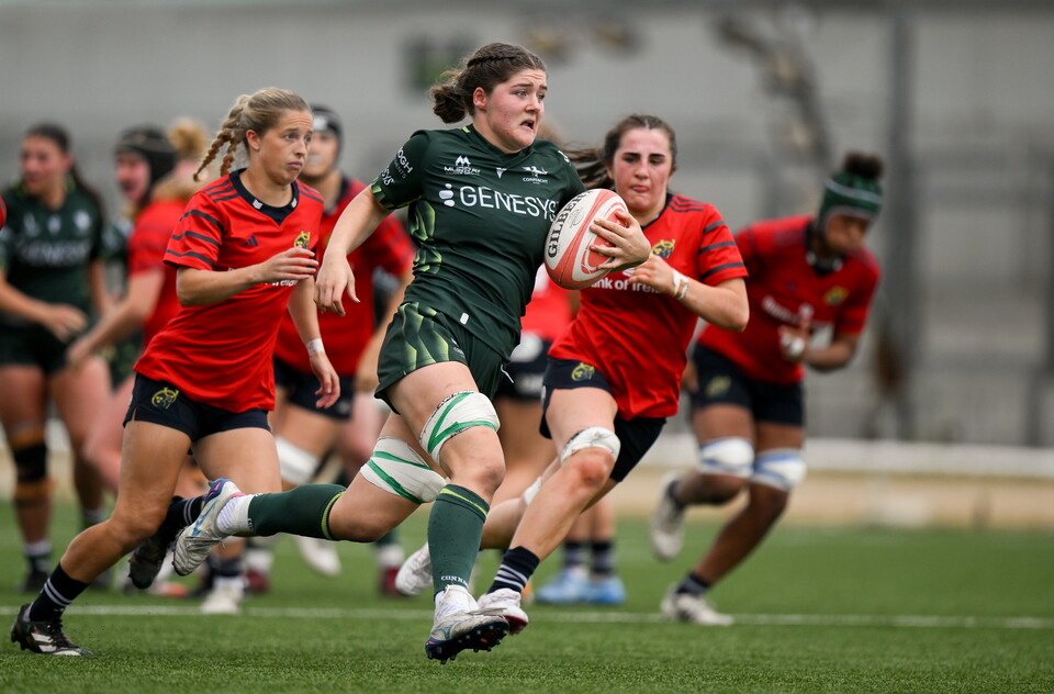 Jemima Adams Verling charges away from her Munster chasers