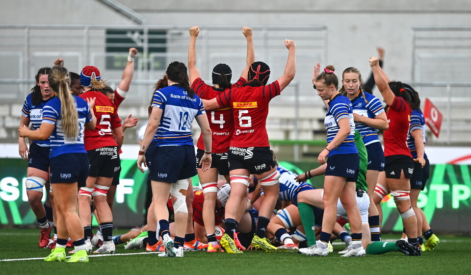 The Munster players celebrate Beth Buttimer's second try