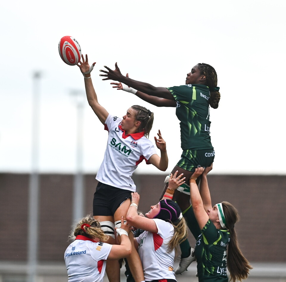 Rebecca Beacom and Faith Oviawe contest a lineout
