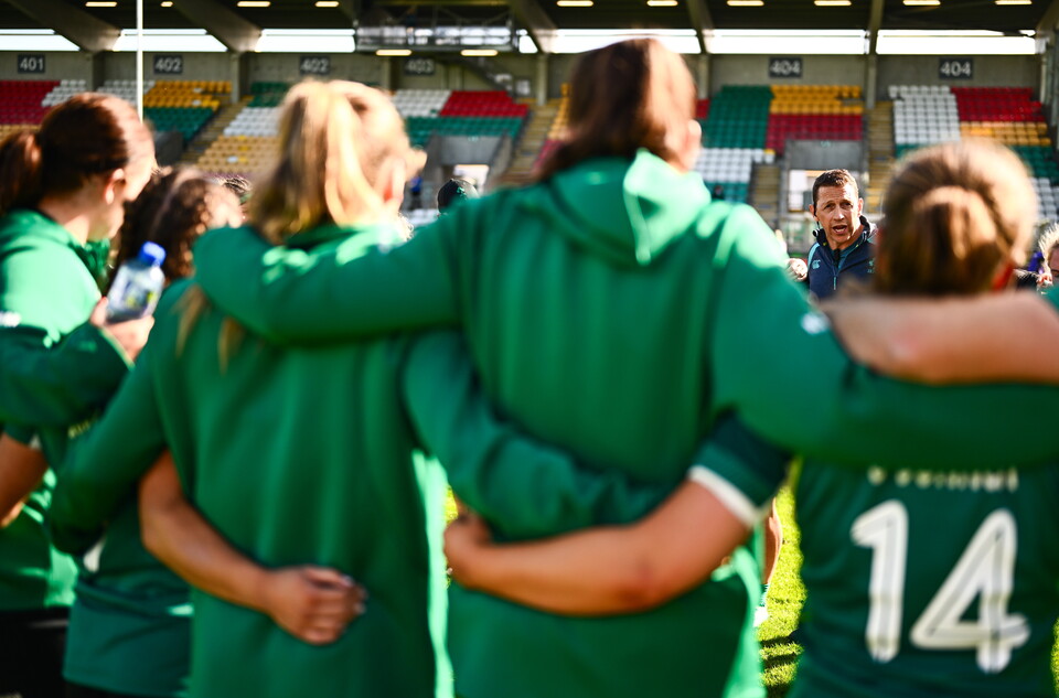Scott Bemand gives a team talk at Tallaght Stadium