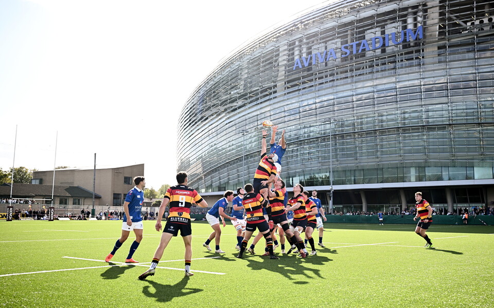Lineout action from Lansdowne v St. Mary's College