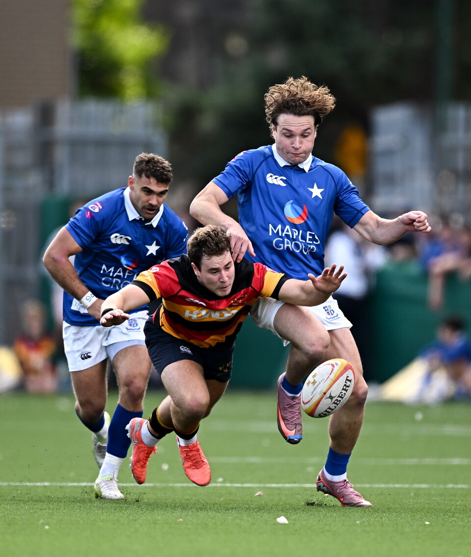 Wilhelm de Klerk battles for possession with Myles Carey