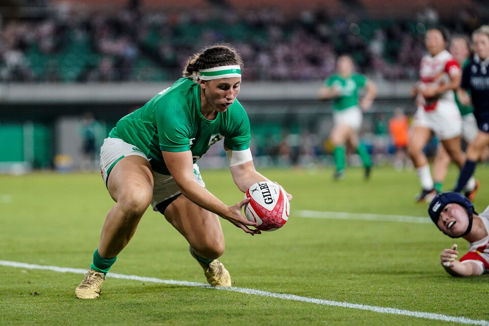 Chloe scores a try for Ireland