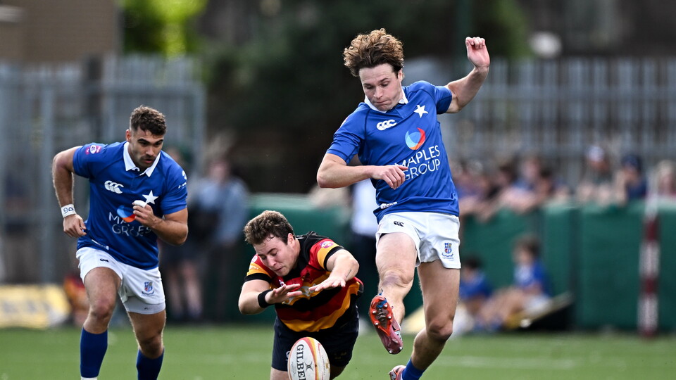 Wilhelm de Klerk and Myles Carey compete for possession