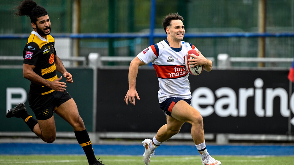 Paidi Farrell of Old Wesley on his way to his side's second try 