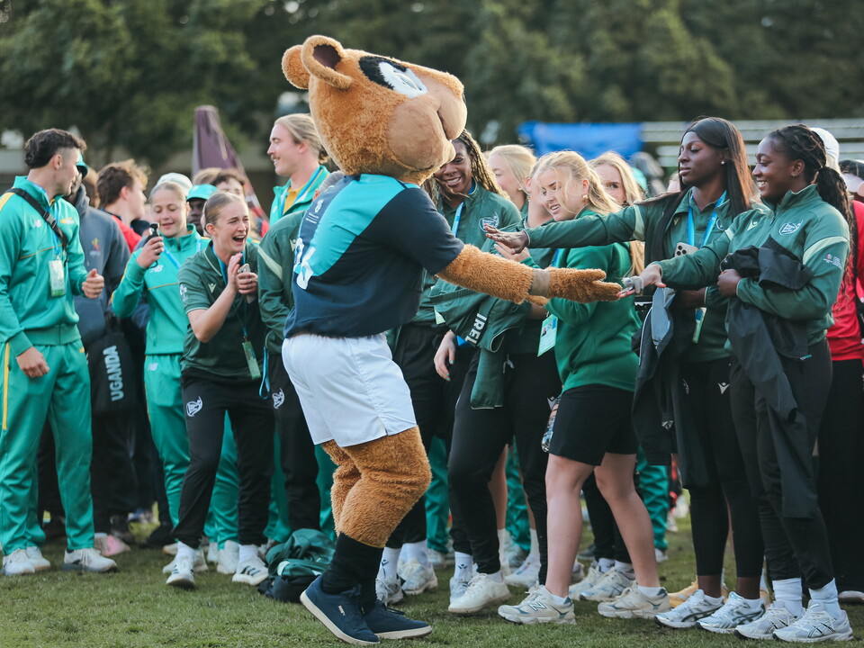 FISU mascot greeting the Ireland Uni 7s women's team