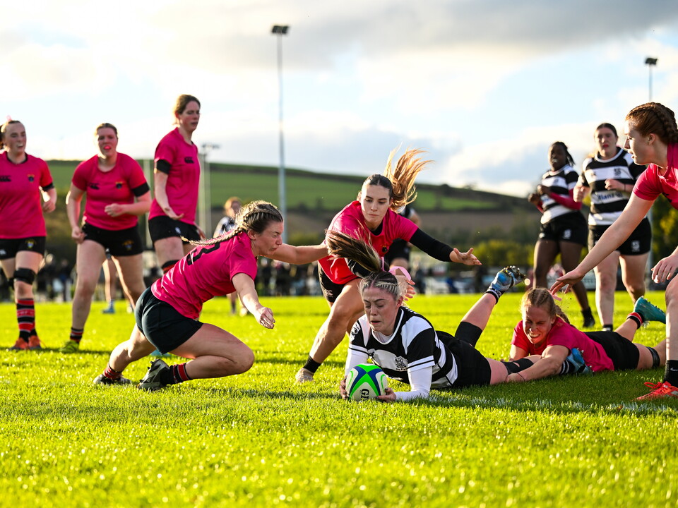 Naoise Smyth of Old Belvedere scores her side's second try